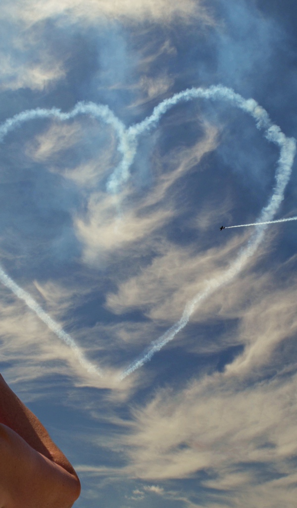 Сердце из облаков в голубом небе