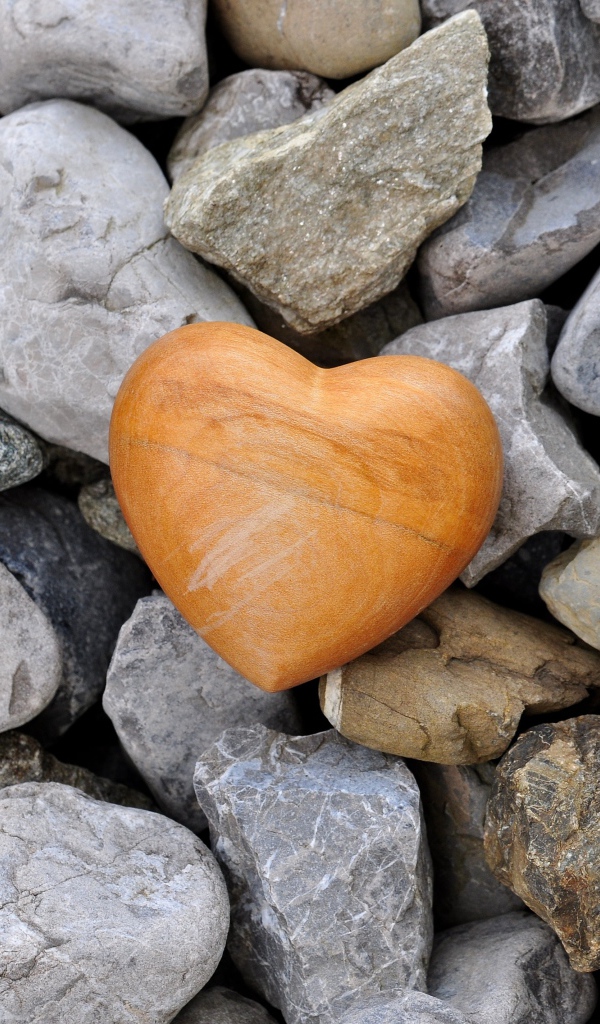 Каменное сердце лежит на камнях 