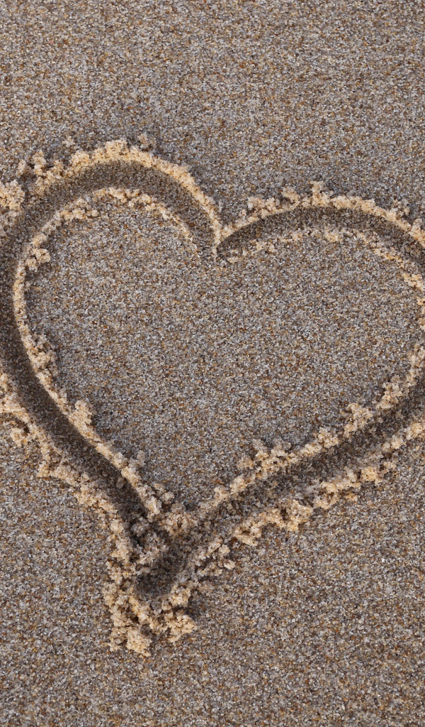 Сердце нарисовано на мокром песке 
