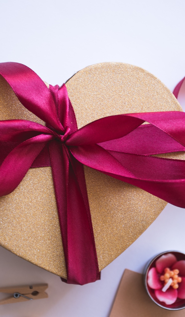 Коробка в в форме сердца с розовой лентой