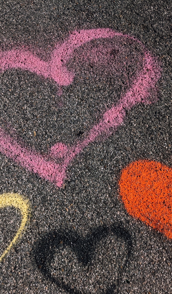 Сердечки разноцветным мелом на асфальте