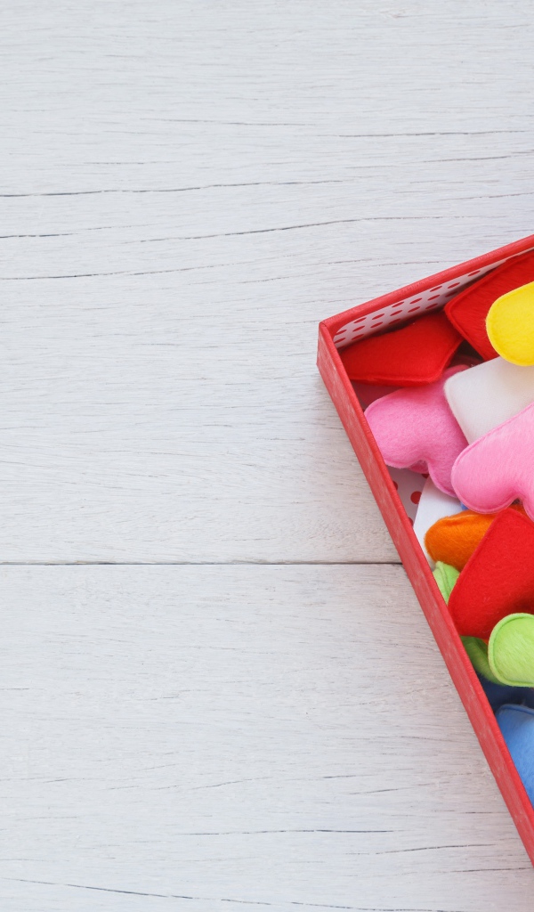 Разноцветные сердечки в коробке с бантом