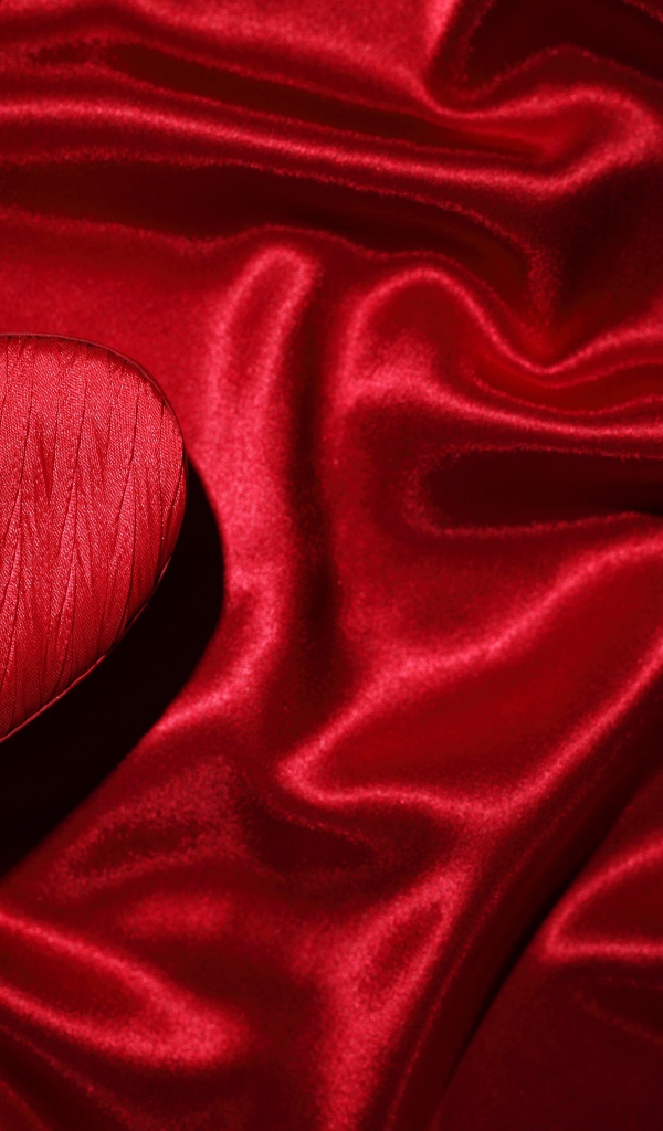 Красная атласная ткань и сердце 