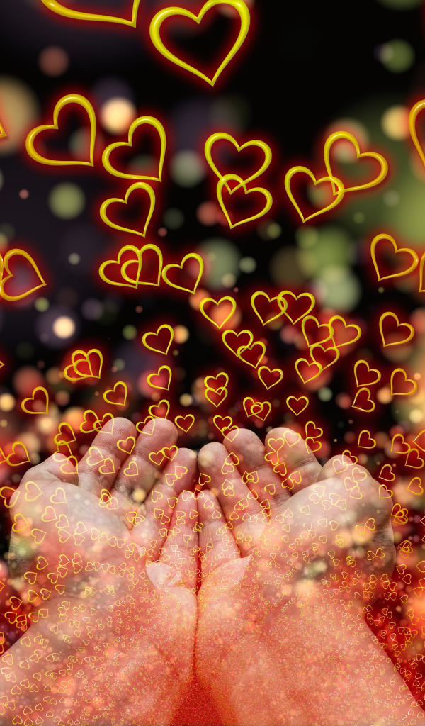 Огненные сердечки в ладонях мужчины 