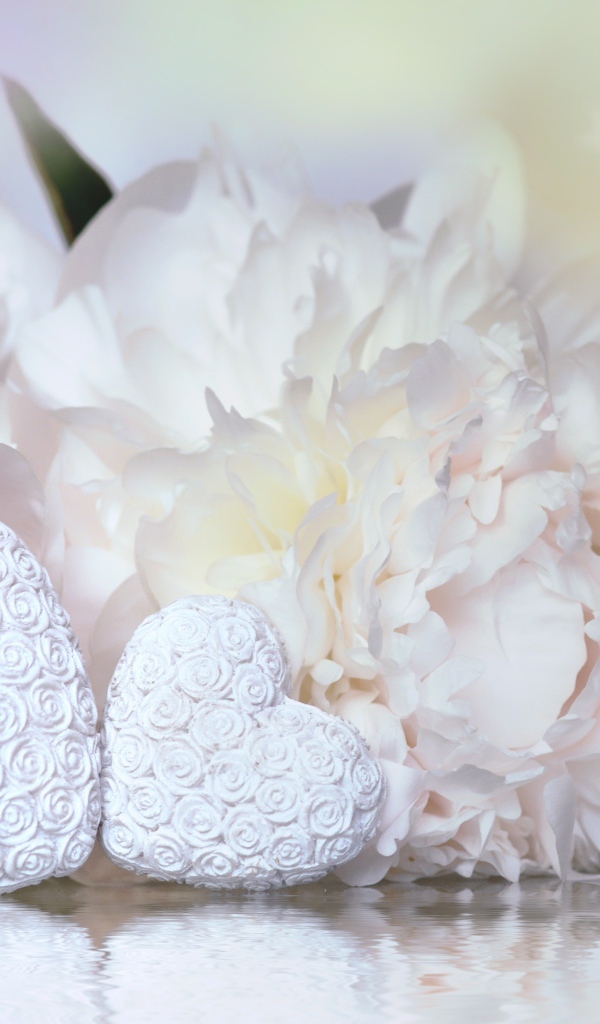 Два белых сердца с цветами пиона 