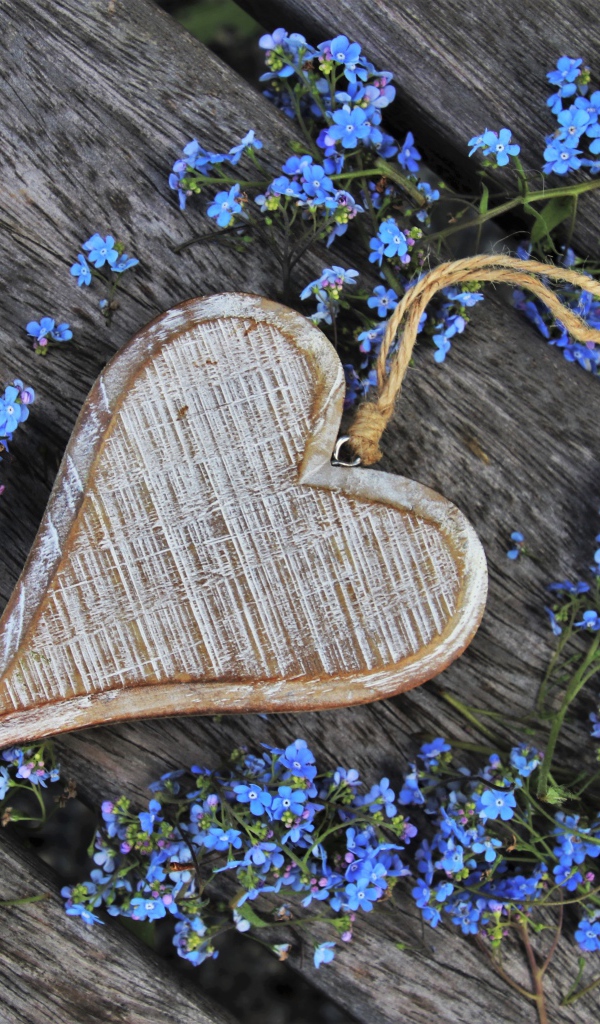 Деревянное сердце с голубыми цветами незабудки 