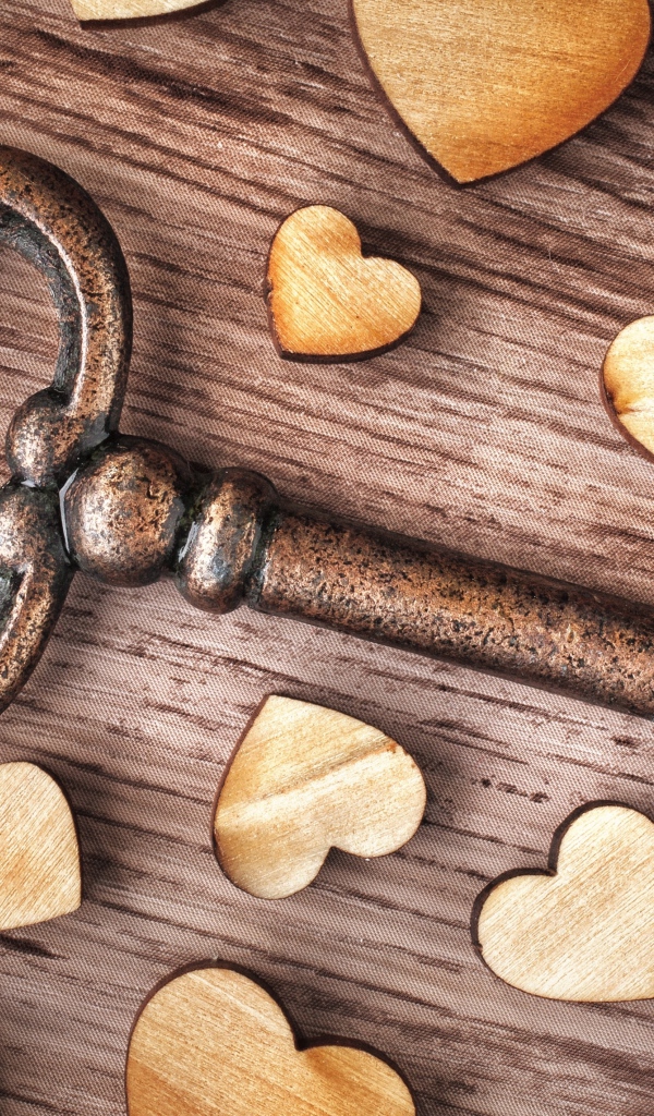 Деревянные сердечки на столе с ключом 