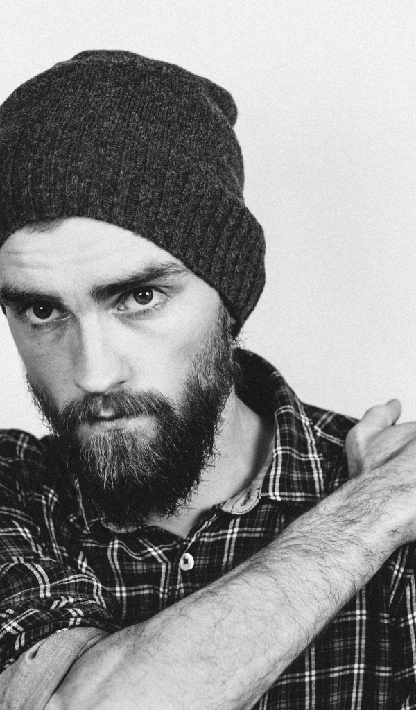 Бородатый мужчина в шапке на белом фоне 