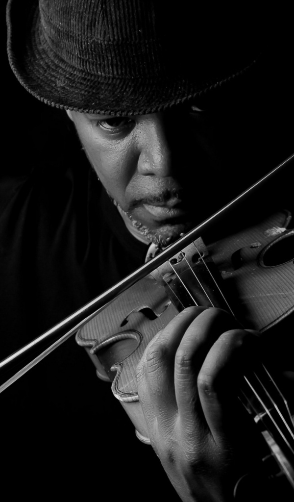 Темнокожий мужчина играет на скрипке 