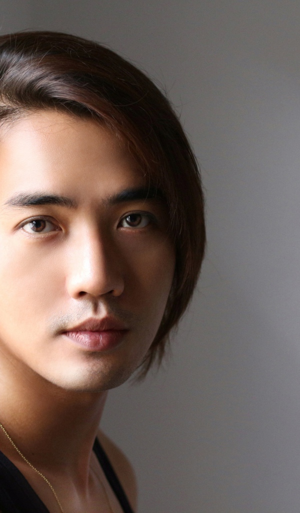 Кареглазый мужчина на сером фоне