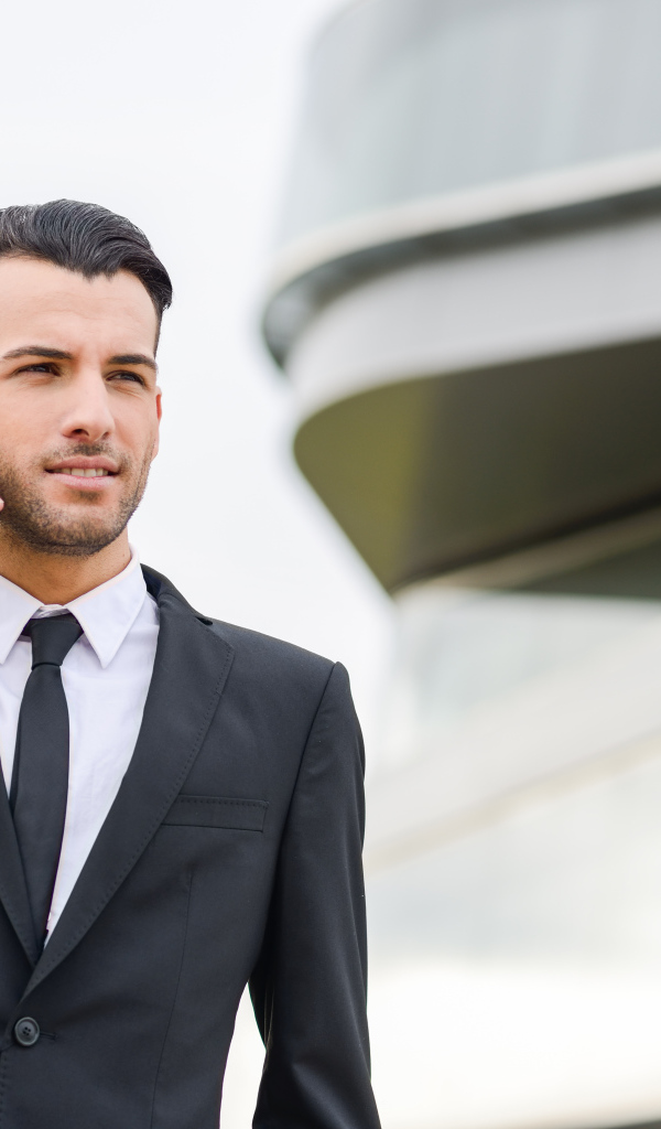 Деловой мужчина с мобильным телефоном