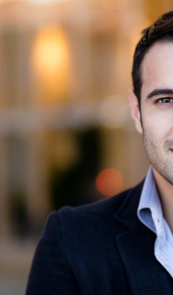 Милая улыбка на лице стильного мужчины 