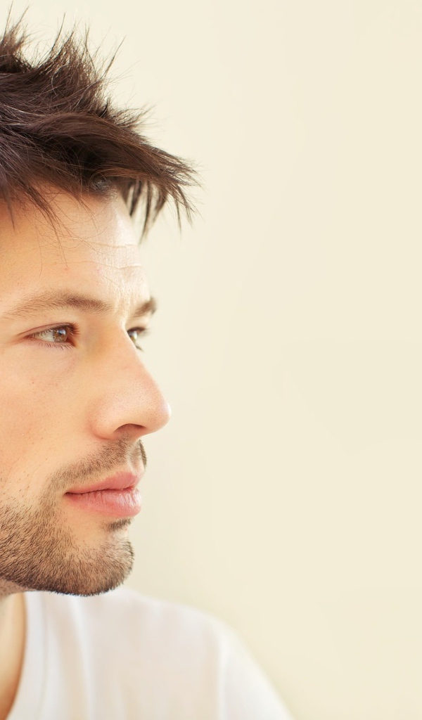 Красивый кареглазый мужчина со щетиной на лице 