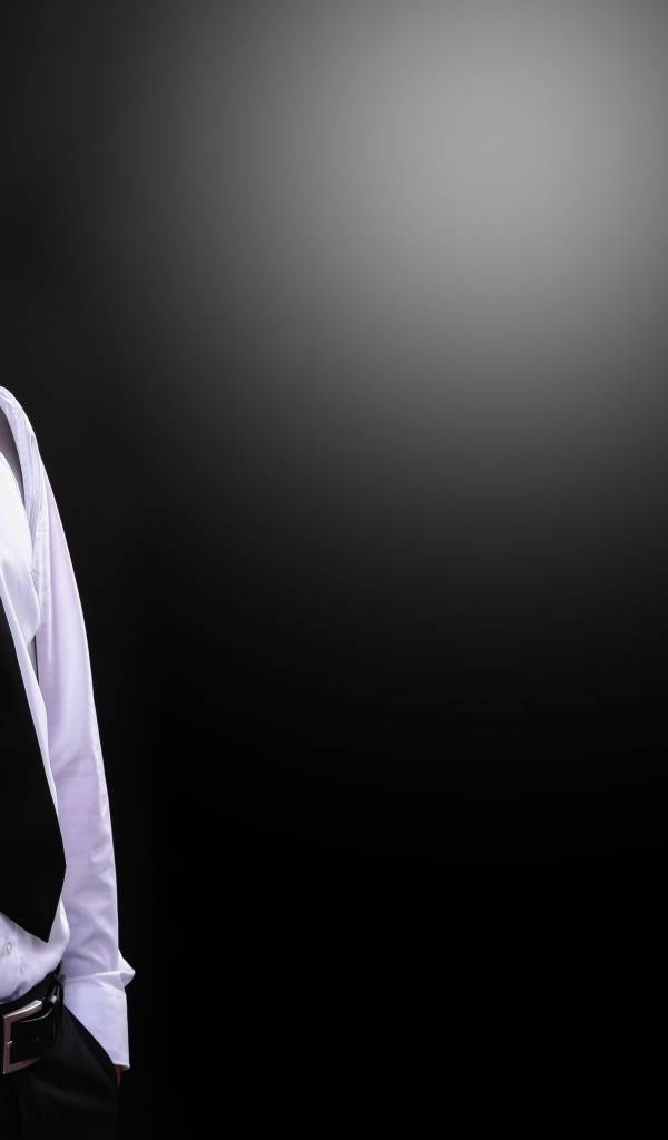 Красивый парень в белой рубашке на черном фоне 