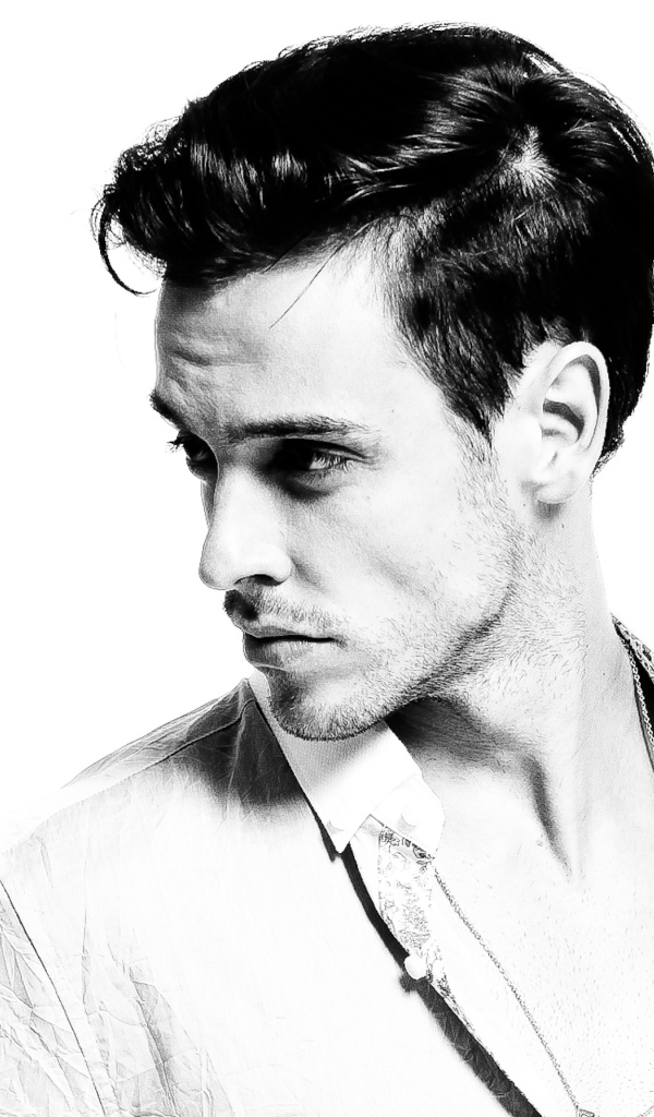 Красивый мужчина модель на белом фоне 