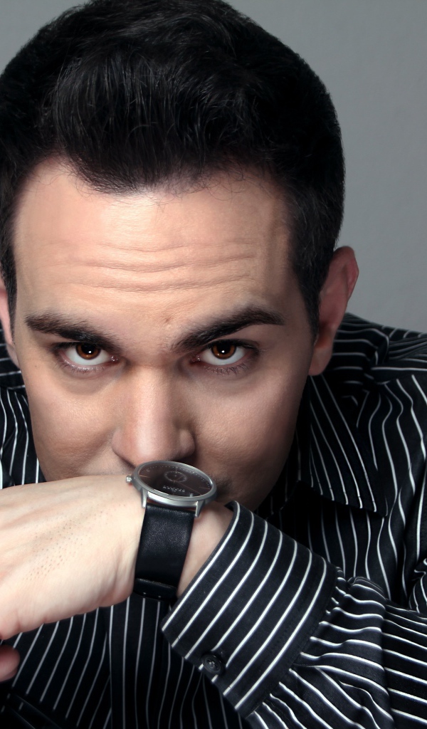 Красивый мужчина с часами на руке 