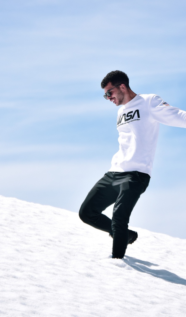 Счастливый мужчина на заснеженном склоне 