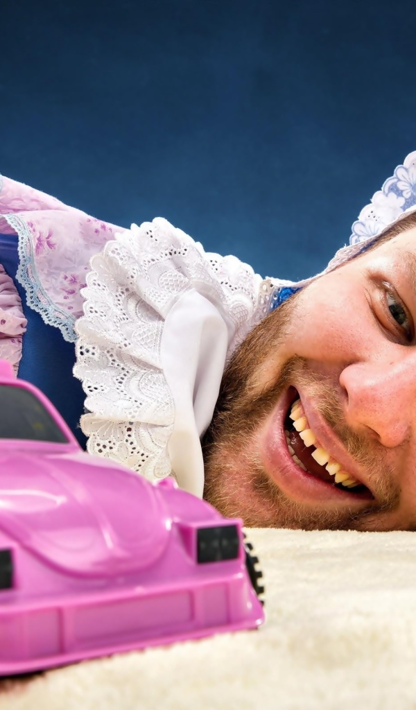Мужчина в костюме ребенка с машинкой 