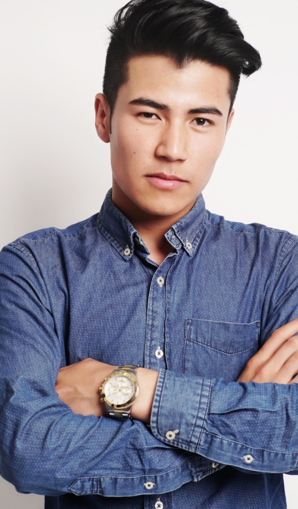 Мужчина в синей рубашке на сером фоне 