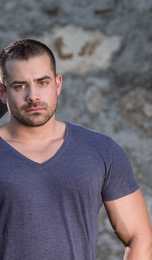 Серьезный парень с бейсбольной битой в руке 