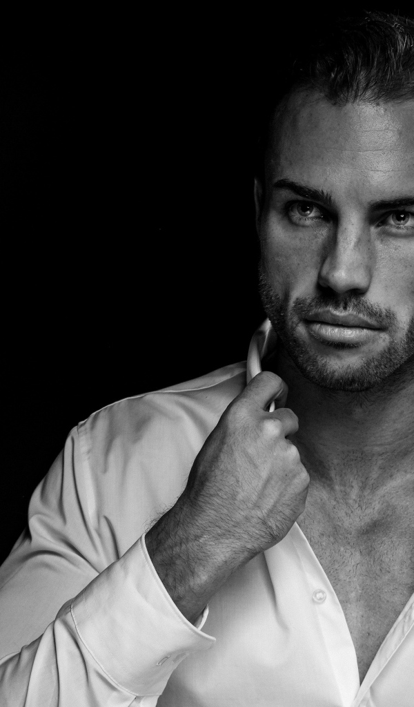 Стильный брутальный мужчина в белой рубашке 