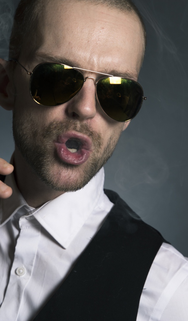 Стильный мужчина в очках с сигаретой 