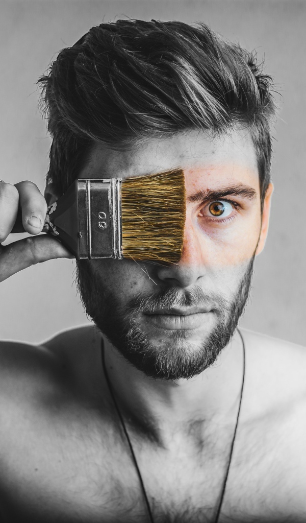 Мужчина закрыл кисточкой глаз 