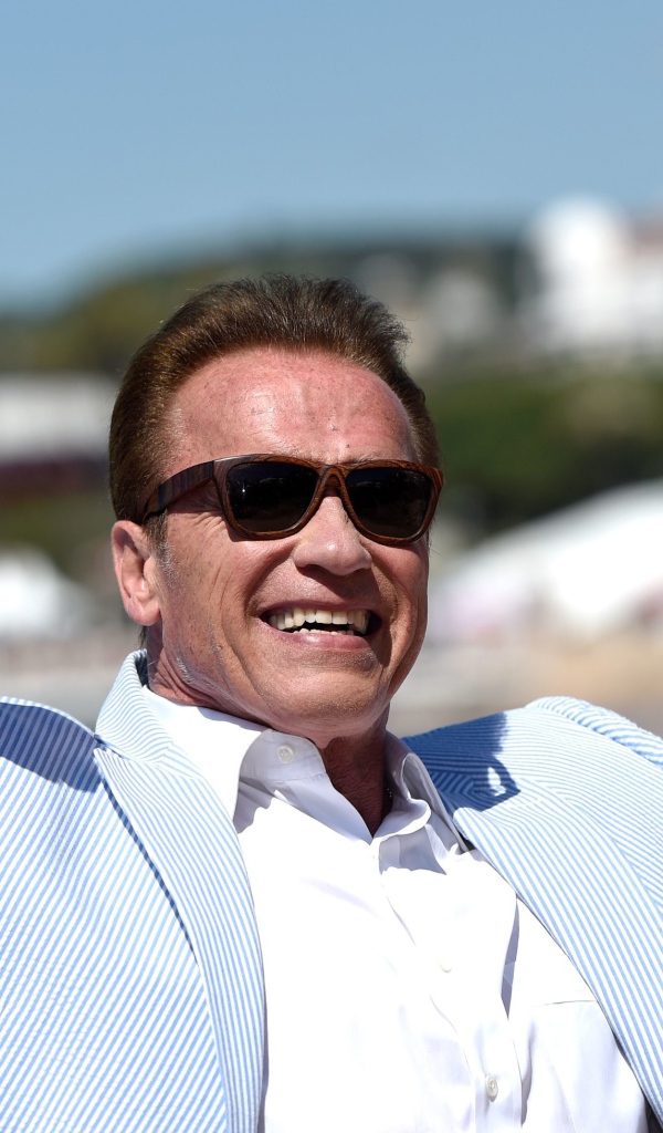 Актер Арнольд Шварценеггер в черных очках