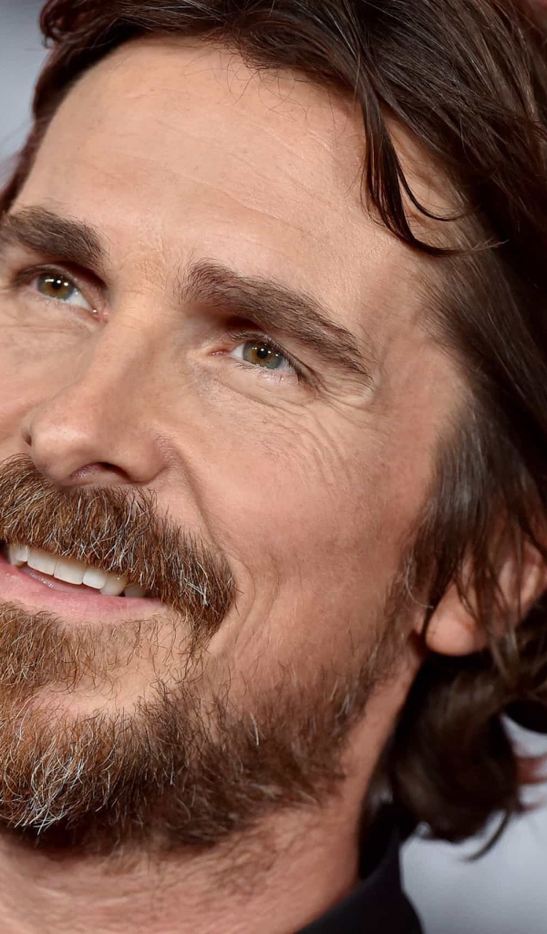 Лицо актера Кристиана Бэйла крупным планом