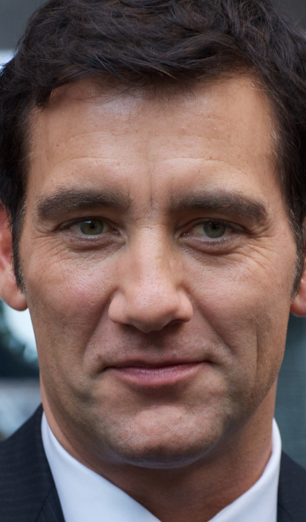 Актер Клайв Оуэн крупным планом