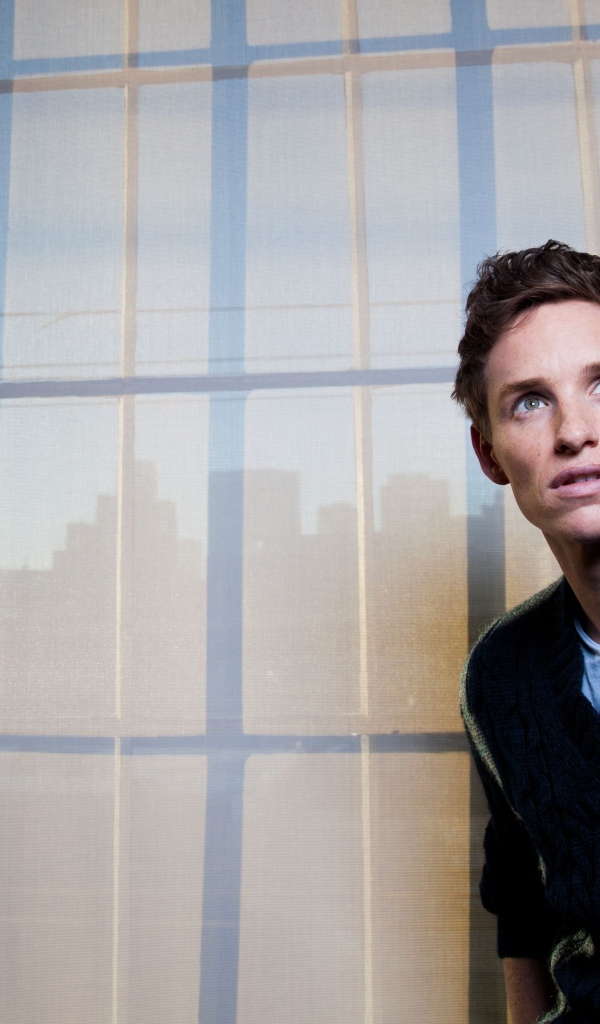 Актер Эдди Редмэйн в черном свитере