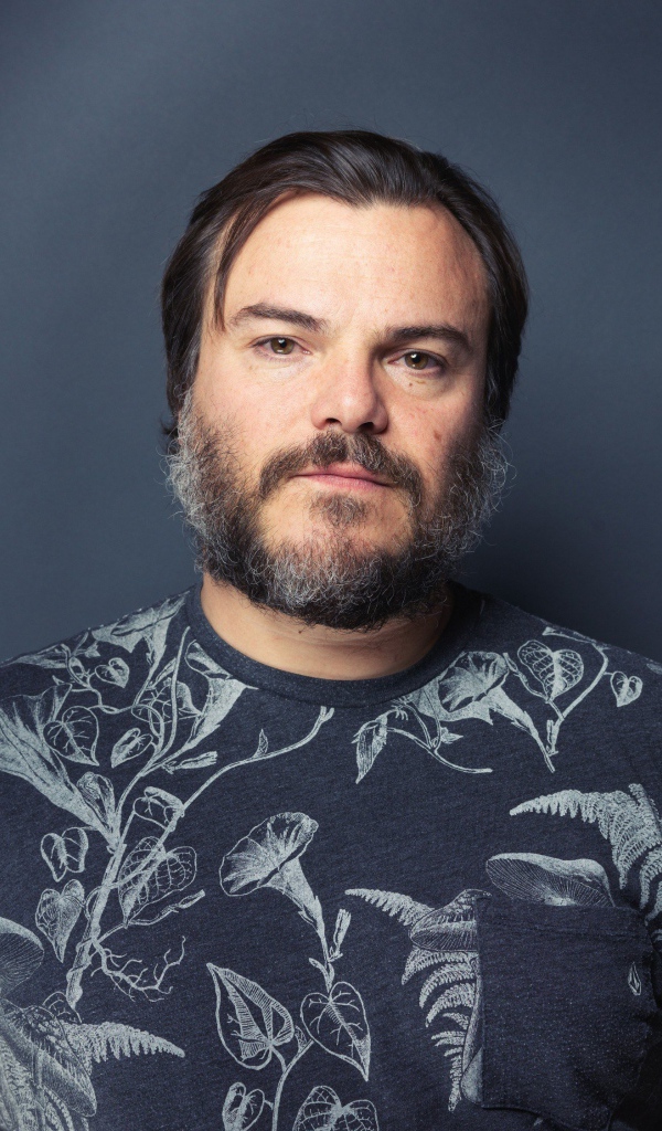 Актер Джек Блэк на сером фоне