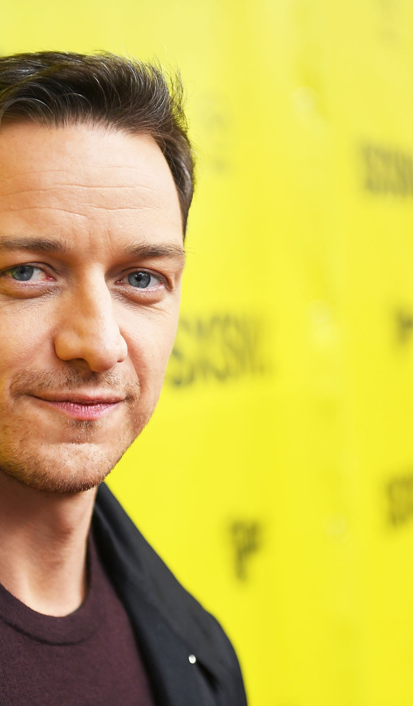 Актер Джеймс МакЭвой на желтом фоне