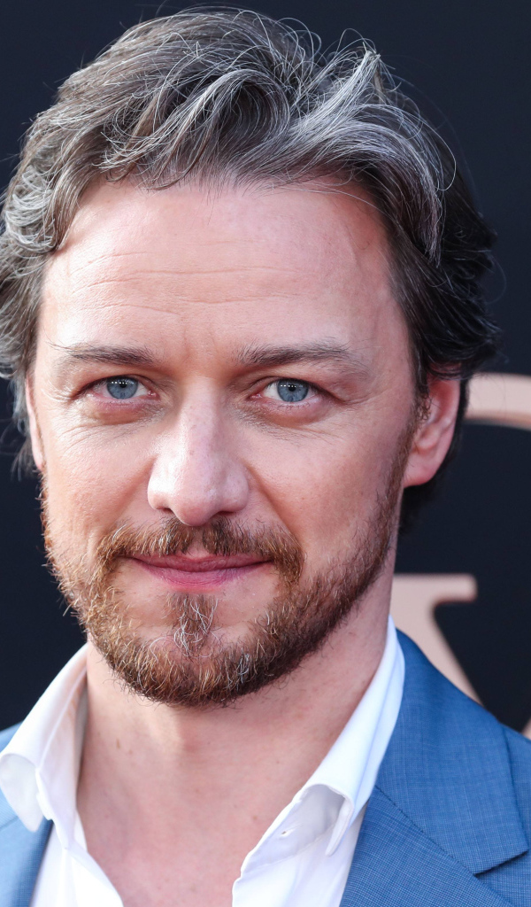 Актер Джеймс МакЭвой с бородой, 2021