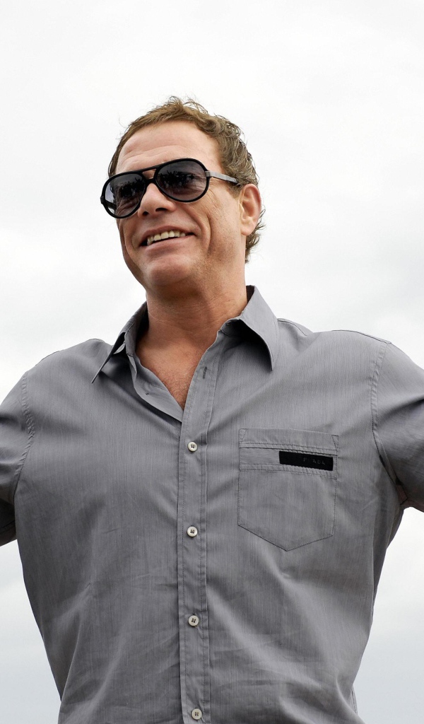 Актер Жан-Клод Ван Дамм на белом фоне