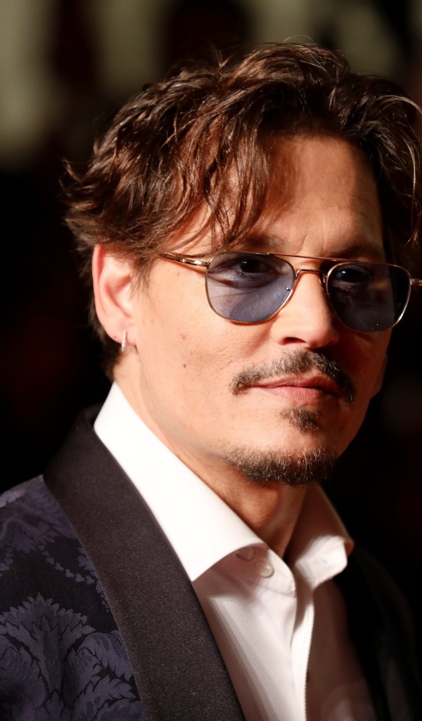 Актер Джонни Депп в черных очках 