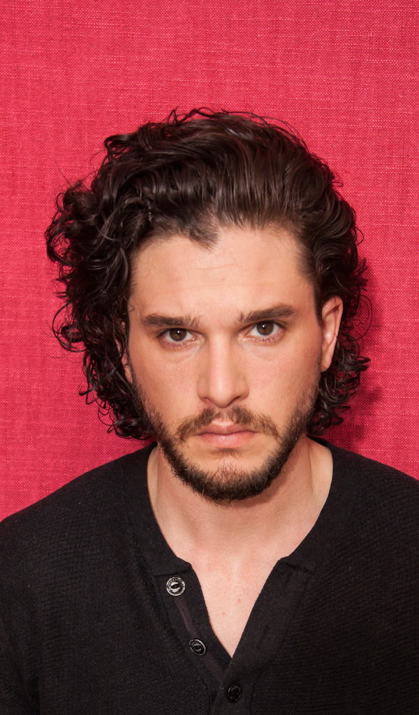 Актер  Кит Харингтон на розовом фоне