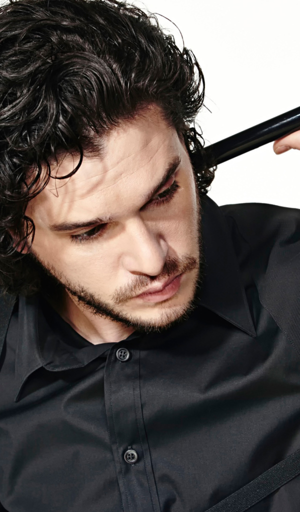 Актер  Кит Харингтон с тростью в руке