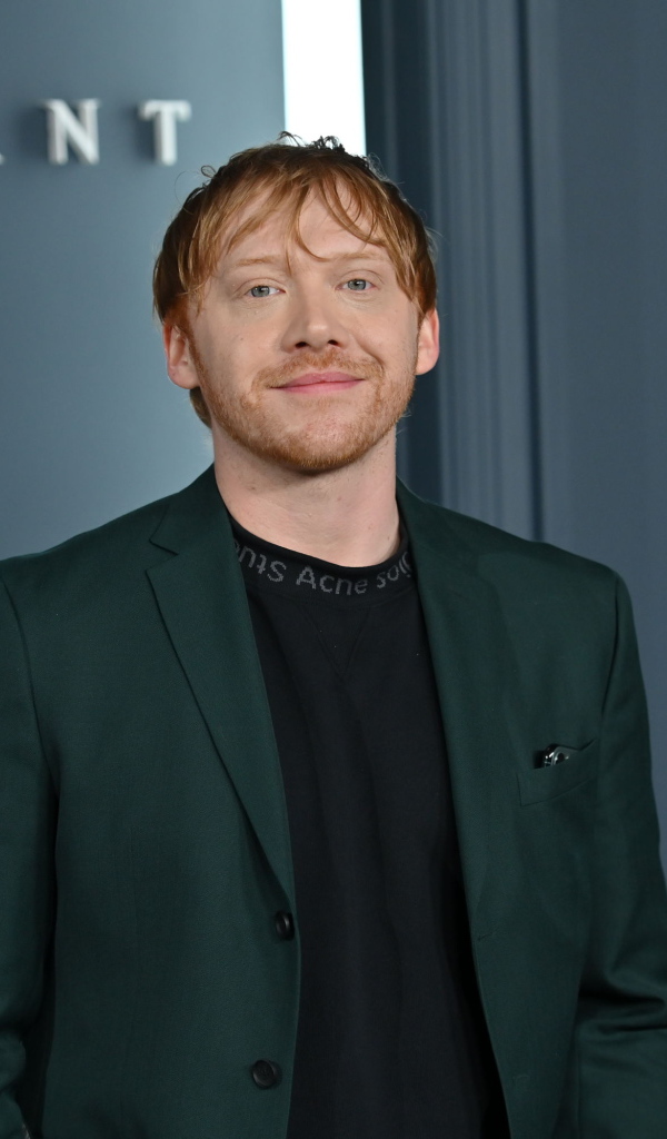 Актер Руперт Гринт на сером фоне