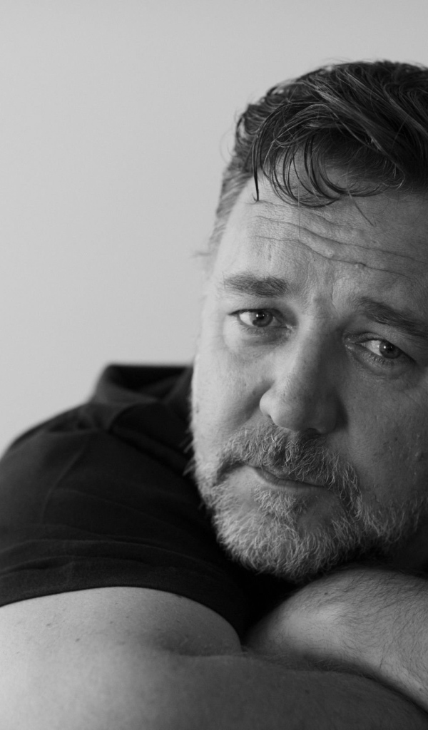 Актер Рассел Кроу черно-белое фото