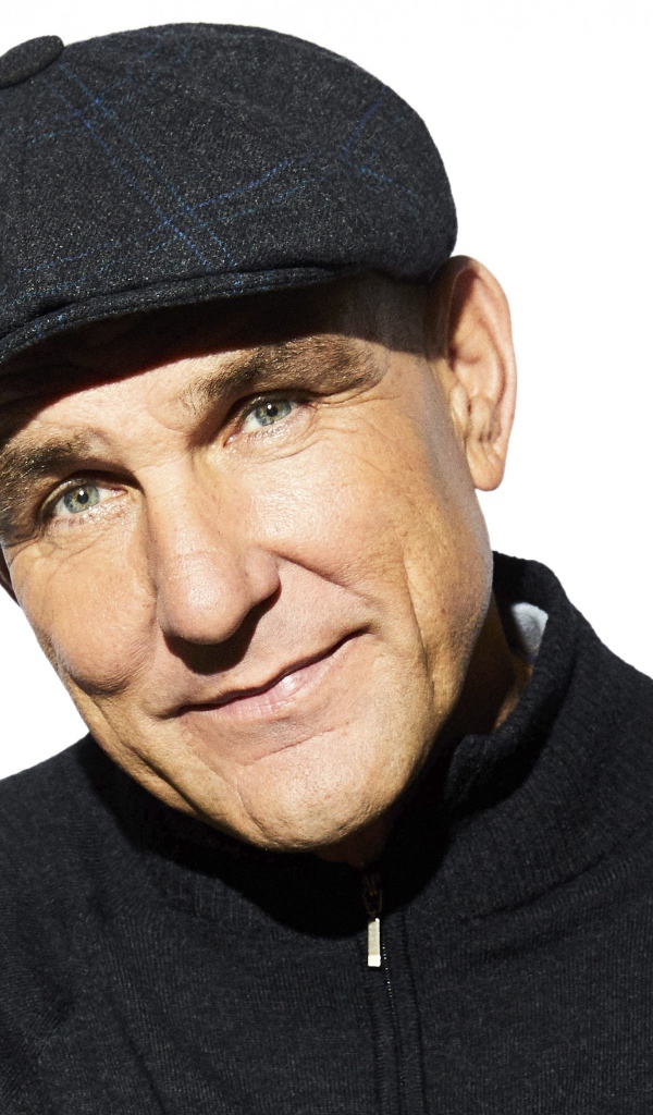 Актер Винни Джонс в кепке