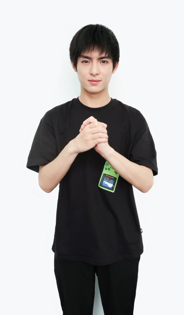 Актер Ван Хао Сюань на белом фоне