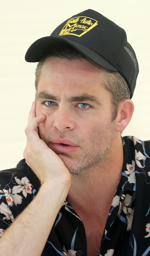 Американский актер Крис Пайн в кепке