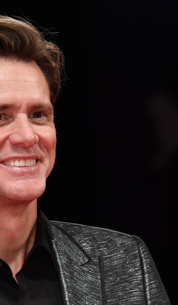 Американский актер Джим Керри улыбается