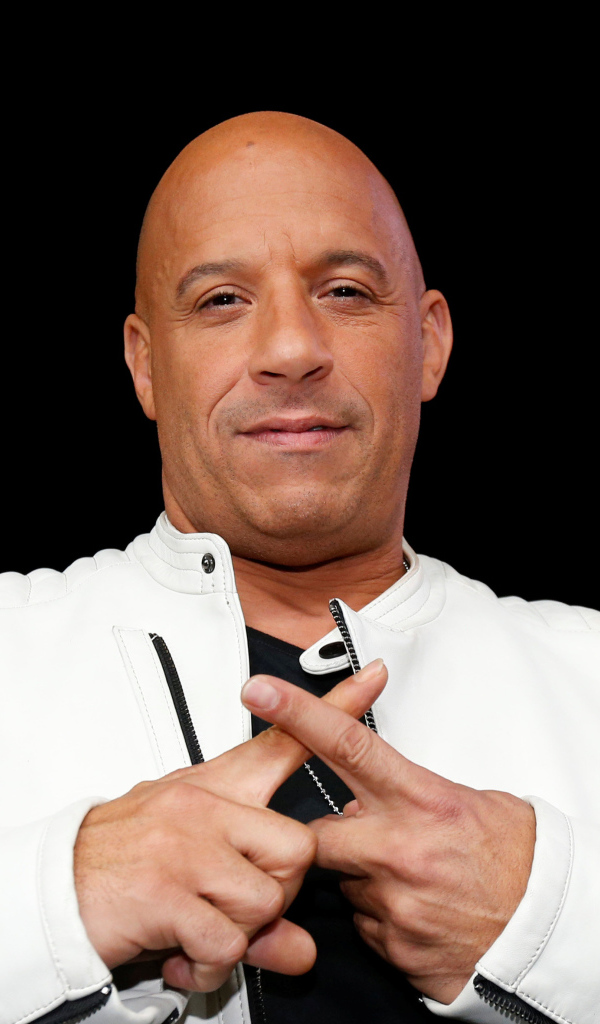 Американский актер Вин Дизель в белой куртке