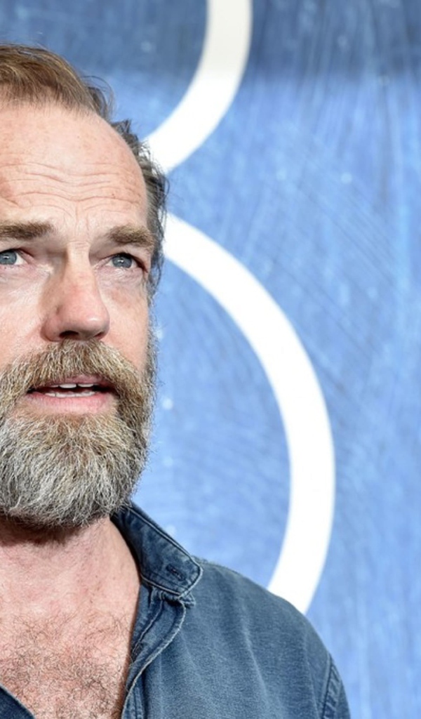 Бородатый мужчина, актер Хьюго Уивинг