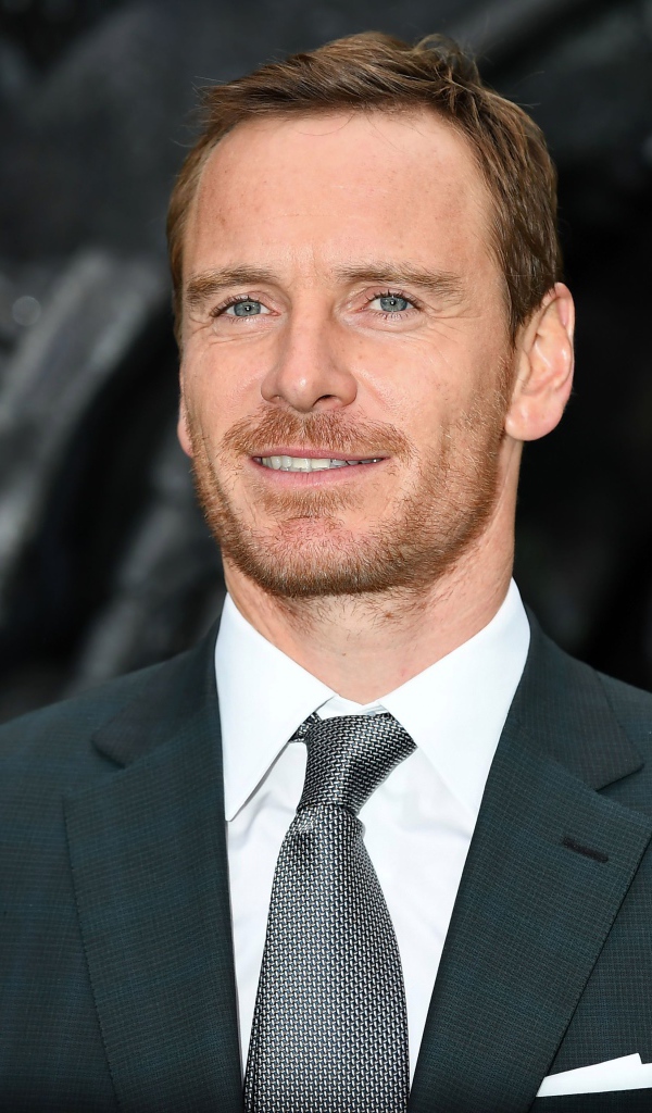 Красивая улыбка актера Майкла Фассбендера