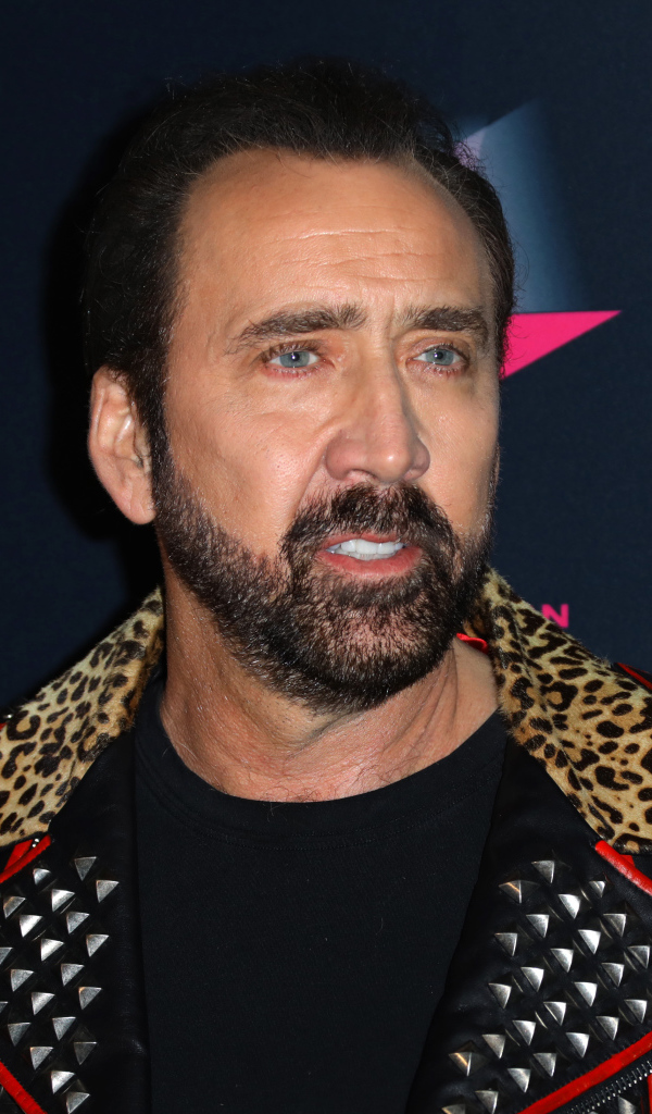 Голубоглазый актер Николас Кейдж в кожаной куртке