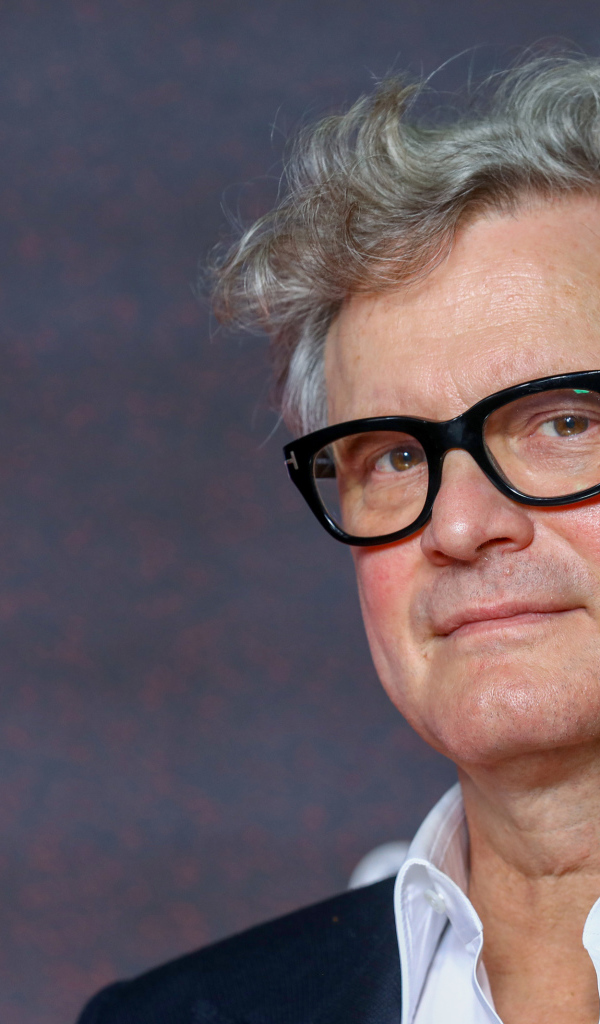 Британский актер Колин Ферт в очках