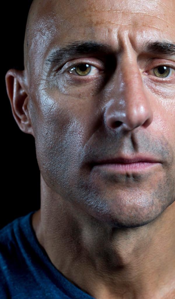 Британский актер Марк Стронг на черном фоне